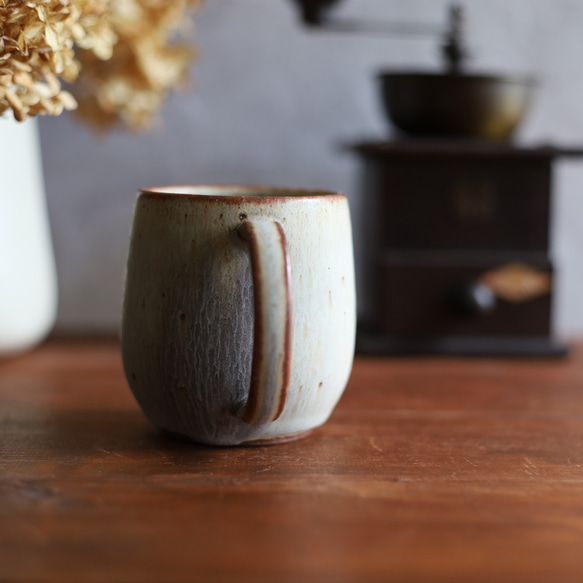 鉄粉のある　マグカップ 丸底　淡いグリーンブルーグレー　ギフト　アンティークな風合い 9枚目の画像