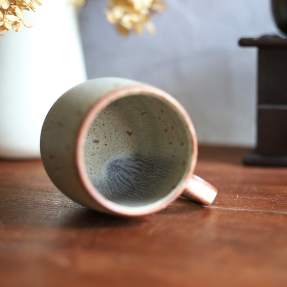 鉄粉のある　マグカップ 丸底　淡いグリーンブルーグレー　ギフト　アンティークな風合い 11枚目の画像