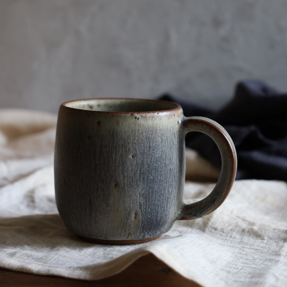 鉄粉のある　マグカップ 丸底　淡いグリーンブルーグレー　ギフト　アンティークな風合い 15枚目の画像