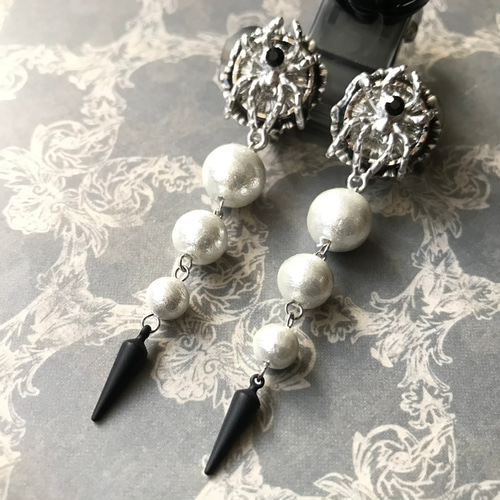 Mr.Spider（シルバーの蜘蛛とコットンパールのイヤリング・ピアス