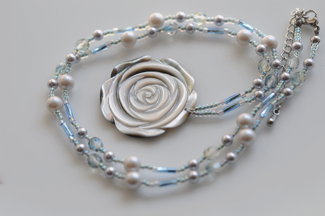 サージカルステンレス　ブラックシェル薔薇のネックレス