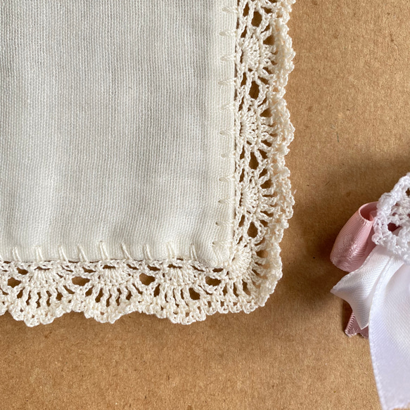 《大切なお出かけに》手編み　大人のガーゼハンカチ＊アイボリー♢ハーフ　クロッシェレース　結婚式・女子会のミニバッグに 9枚目の画像
