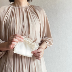 《大切なお出かけに》手編み　大人のガーゼハンカチ＊アイボリー♢ハーフ　クロッシェレース　結婚式・女子会のミニバッグに 3枚目の画像
