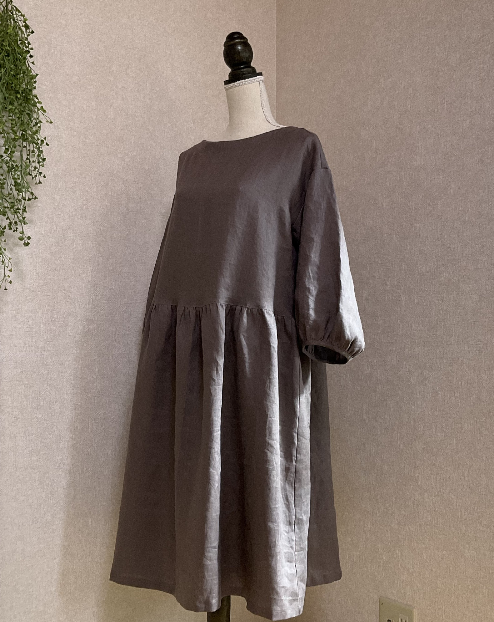 リネン100%のバルーンスリーブワンピース　あずき