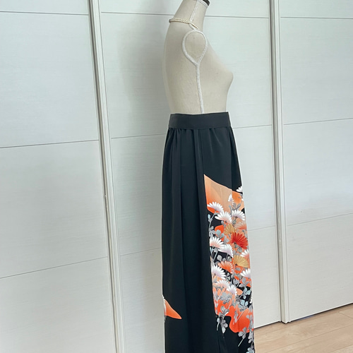 着物リメイク 黒留袖リメイク 菊 ロングスカート 正絹 フリーサイズ  
