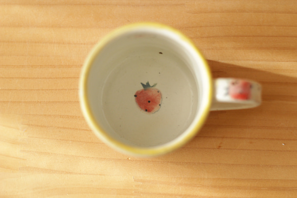 ※受注制作　粉引きピンクボーダー黄色縁イチゴのカップ 5枚目の画像