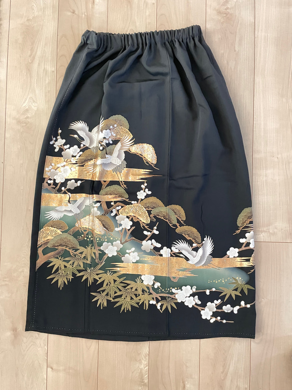 着物リメイク 黒留袖リメイク 鶴と松竹梅　ロングスカート　正絹　フリーサイズ  大きなサイズ 8枚目の画像