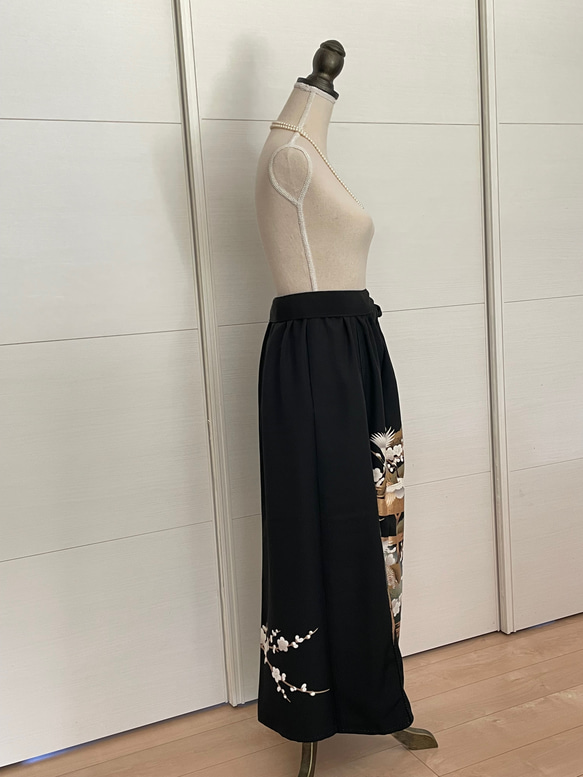 着物リメイク 黒留袖リメイク 鶴と松竹梅　ロングスカート　正絹　フリーサイズ  大きなサイズ 4枚目の画像
