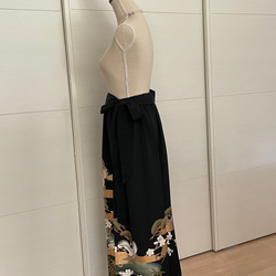 着物リメイク 黒留袖リメイク 鶴と松竹梅　ロングスカート　正絹　フリーサイズ  大きなサイズ 2枚目の画像