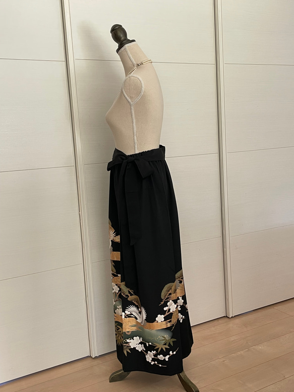 着物リメイク 黒留袖リメイク 鶴と松竹梅　ロングスカート　正絹　フリーサイズ  大きなサイズ 2枚目の画像