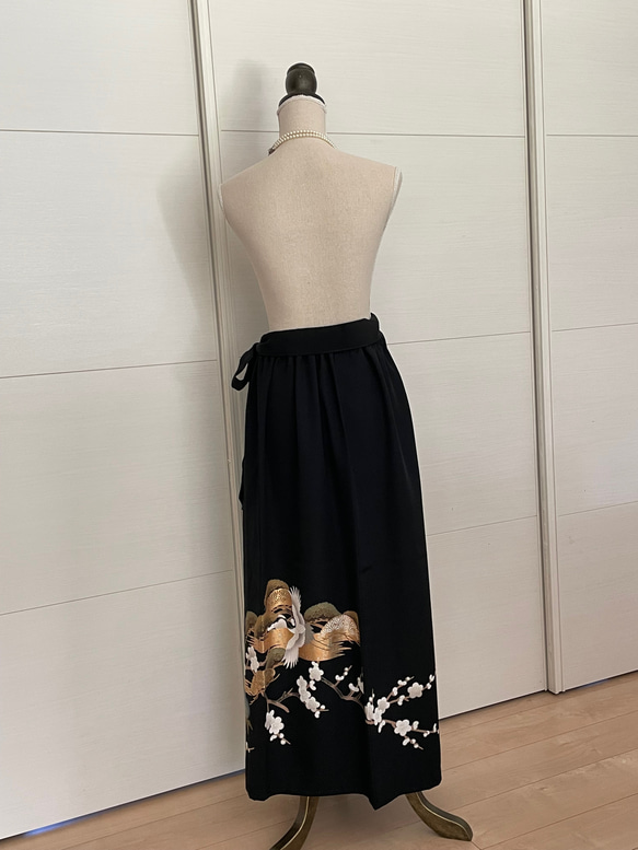 着物リメイク 黒留袖リメイク 鶴と松竹梅　ロングスカート　正絹　フリーサイズ  大きなサイズ 3枚目の画像