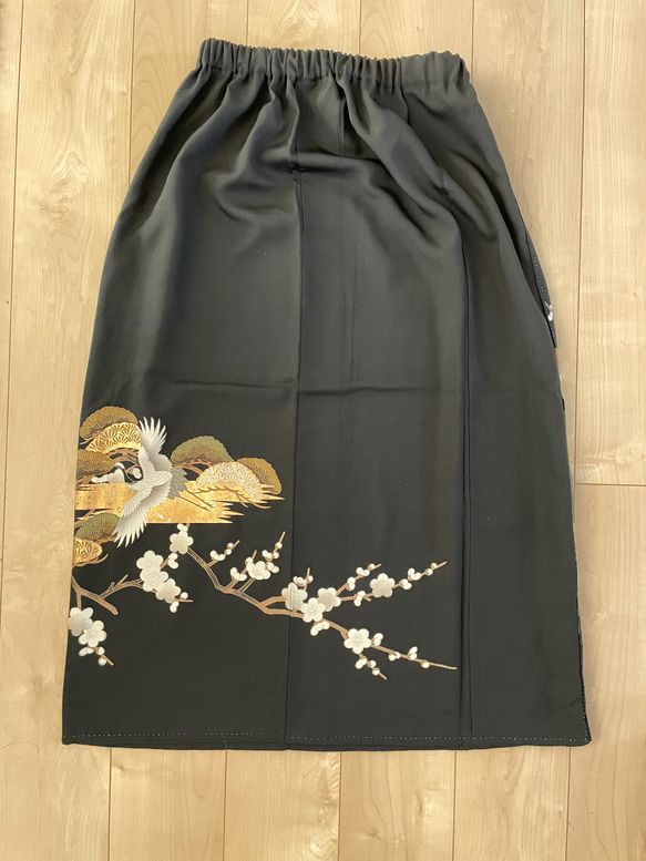 着物リメイク 黒留袖リメイク 鶴と松竹梅　ロングスカート　正絹　フリーサイズ  大きなサイズ 9枚目の画像