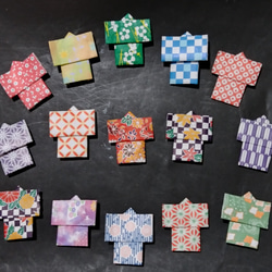 折り紙、千代紙で作った　ミニの着物（約4㎝）15点で!　ポチ袋に付けたりメッセージカードに付けたりと使い方色々です。 2枚目の画像