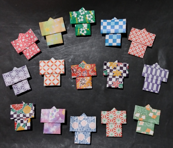 折り紙、千代紙で作った　ミニの着物（約4㎝）15点で!　ポチ袋に付けたりメッセージカードに付けたりと使い方色々です。 2枚目の画像