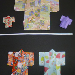 折り紙、千代紙で作った　ミニの着物（約4㎝）15点で!　ポチ袋に付けたりメッセージカードに付けたりと使い方色々です。 5枚目の画像