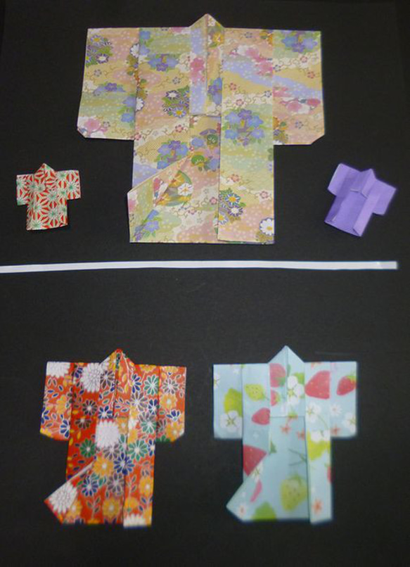 折り紙、千代紙で作った　ミニの着物（約4㎝）15点で!　ポチ袋に付けたりメッセージカードに付けたりと使い方色々です。 5枚目の画像