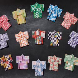折り紙、千代紙で作った　ミニの着物（約4㎝）15点で!　ポチ袋に付けたりメッセージカードに付けたりと使い方色々です。 1枚目の画像