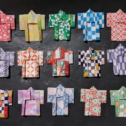 折り紙、千代紙で作った　ミニの着物（約4㎝）15点で!　ポチ袋に付けたりメッセージカードに付けたりと使い方色々です。 3枚目の画像