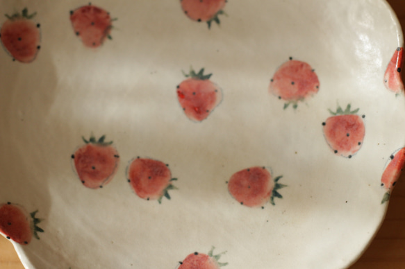 ※受注制作　粉引きイチゴのフリル皿 3枚目の画像