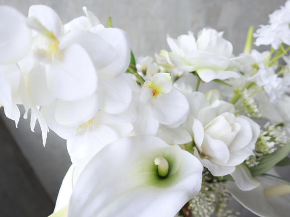 ホワイト系人気花材を細かく繊細に束ねたクラッチブーケ ホワイトブーケ アーティフィシャルフラワー ウェディン 7枚目の画像