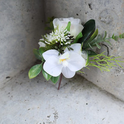 ホワイト系人気花材を細かく繊細に束ねたクラッチブーケ ホワイトブーケ アーティフィシャルフラワー ウェディン 6枚目の画像