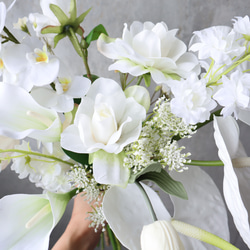 ホワイト系人気花材を細かく繊細に束ねたクラッチブーケ ホワイトブーケ アーティフィシャルフラワー ウェディン 2枚目の画像