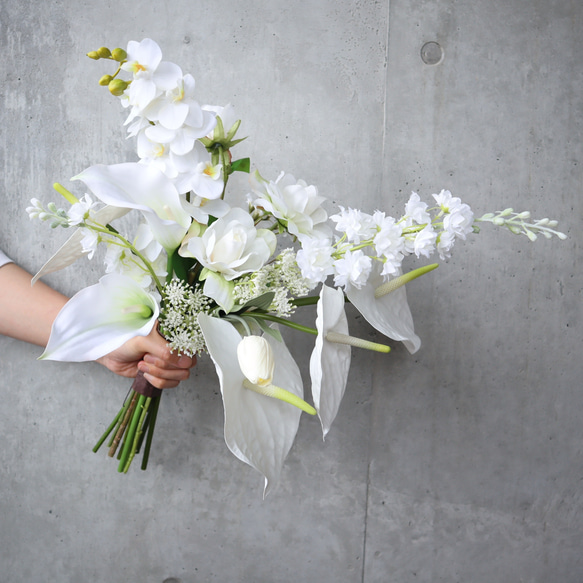 ホワイト系人気花材を細かく繊細に束ねたクラッチブーケ ホワイトブーケ アーティフィシャルフラワー ウェディン 3枚目の画像