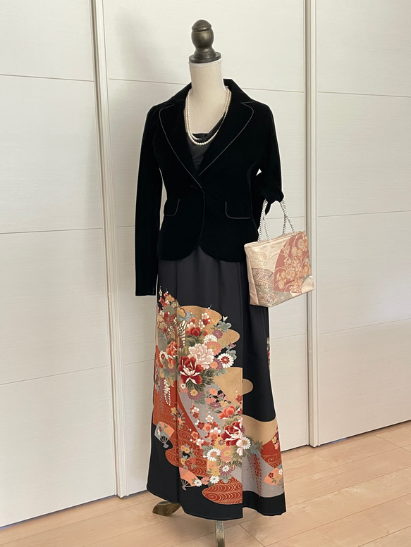 着物リメイク 黒留袖リメイク 牡丹と御所車　ロングスカート　正絹　フリーサイズ  大きなサイズ 7枚目の画像