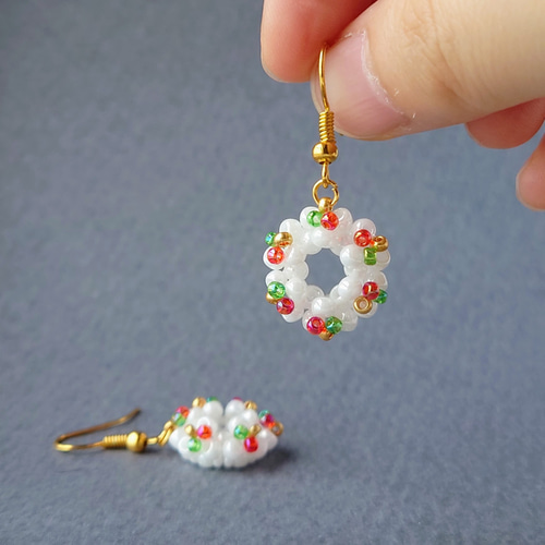 赤・緑・金の飾りのホワイトクリスマスリースのイヤリング・ピアス