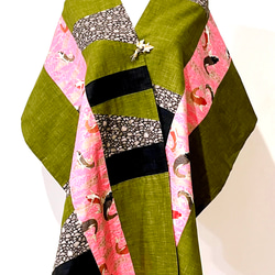スカーフ No.117☆春のお出かけ☆デザイナー手作り和風蛍光粉鯉柄グリーンステッチブラックカラーブロックスカーフショール 2枚目の画像