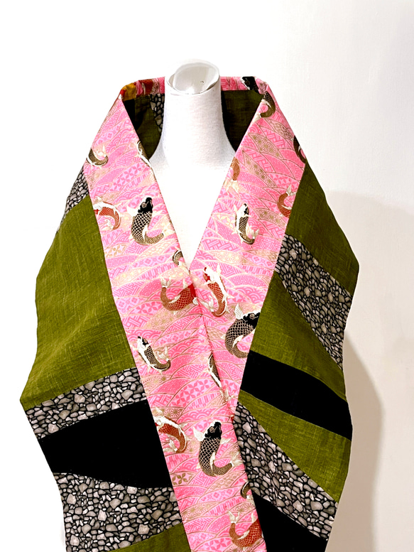 スカーフ No.117☆春のお出かけ☆デザイナー手作り和風蛍光粉鯉柄グリーンステッチブラックカラーブロックスカーフショール 11枚目の画像