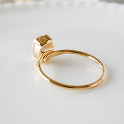 施華洛世奇水晶精緻橢圓形簡約戒指（10 號免費尺寸/白色蛋白石） 第3張的照片