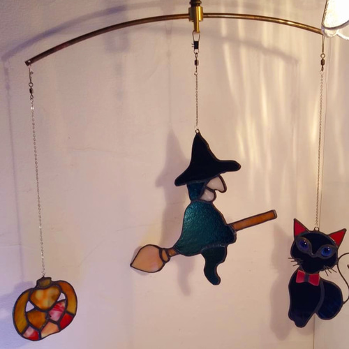 ハロウィンに ステンドグラス モビール(黒猫、魔女、おばけ) 保育園で
