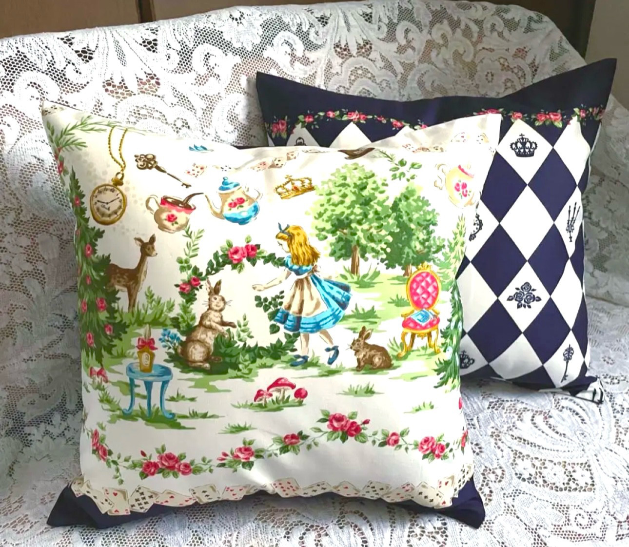 不思議の国のアリス　クッション　２個セット 2点セット原宿ドールズ 不思議の国のアリス柄 (紺色) クッション