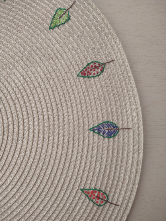 円形　北欧風森の手刺繍ランチョンマット　白 4枚目の画像