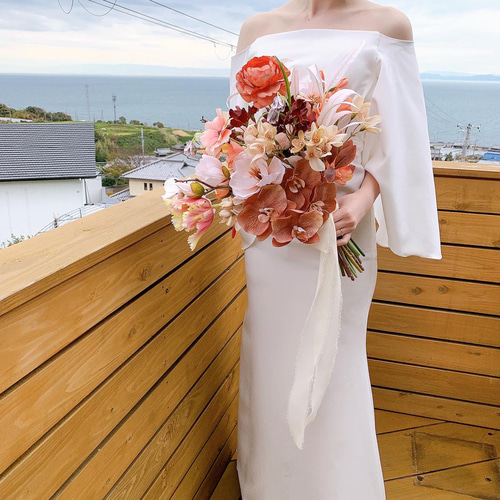 マグノリアとチューリップと胡蝶蘭のテラコッタブラウンブーケ