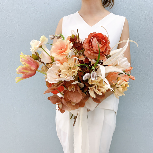 マグノリアとチューリップと胡蝶蘭のテラコッタブラウンブーケ