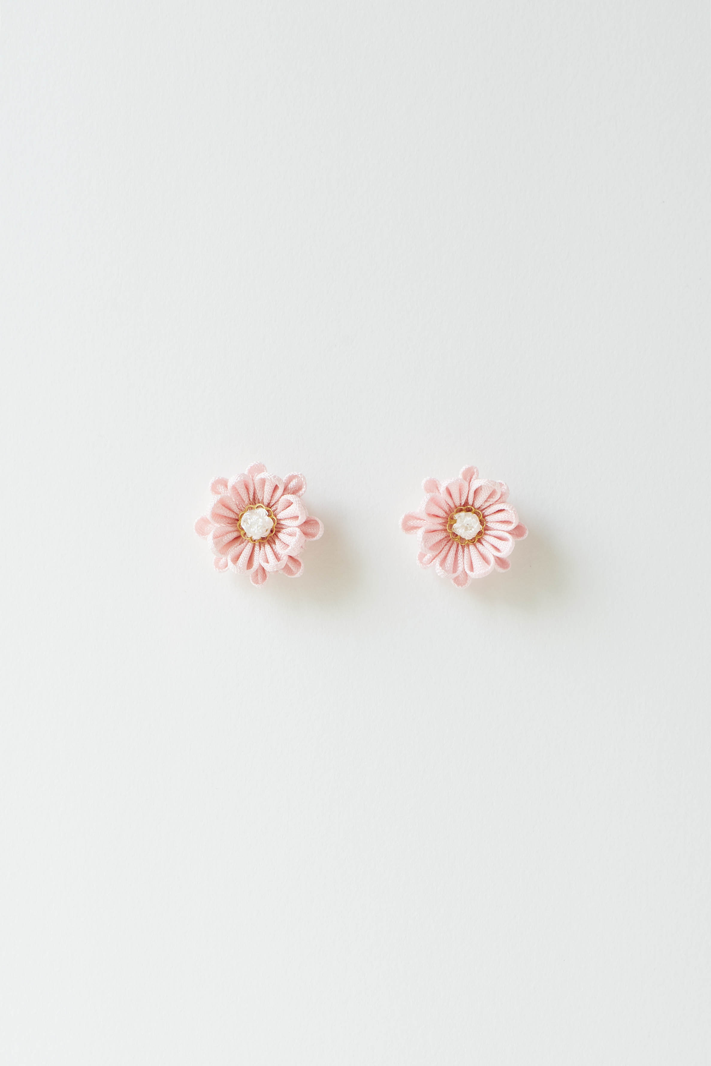 ガザニア・ピンク ピアス/イヤリング変更可/つまみ細工/14kgf/アクセサリー/青森/アレルギー対応