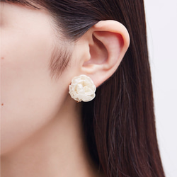 芍薬・白　ピアス/イヤリング変更可/つまみ細工/K16GP/アクセサリー/青森/アレルギー対応 1枚目の画像