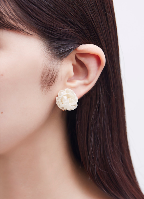 芍薬・白　ピアス/イヤリング変更可/つまみ細工/K16GP/アクセサリー/青森/アレルギー対応 1枚目の画像