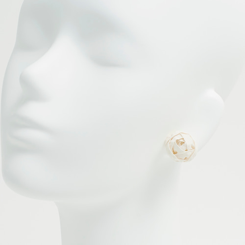 芍薬のつぼみ・白 ピアス/イヤリング変更可/つまみ細工/K16GP