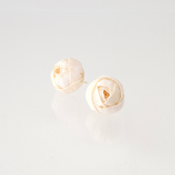 芍薬のつぼみ・白 ピアス/イヤリング変更可/つまみ細工/K16GP