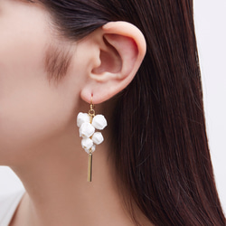 芍薬のつぼみ・白 ピアス/イヤリング変更可/つまみ細工/K16GP