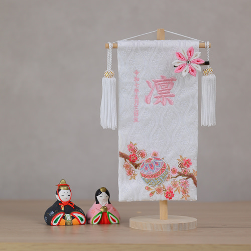 女の子♪小さめ　金襴生地×刺繍のお名前旗♪名前札　リボン　送料無料　スタンド付き 楽天市場】【15日限定P最大15倍！クーポン配布中】 名前旗 刺繍 特小