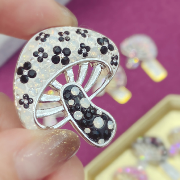 あなたを守る　お守りキノコ ブローチ 1枚目の画像