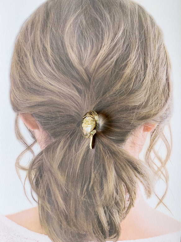 「幸運」の花言葉を持つかすみ草・オーバル・ポニーフック（髪飾り）ヘアアクセサリー 3枚目の画像