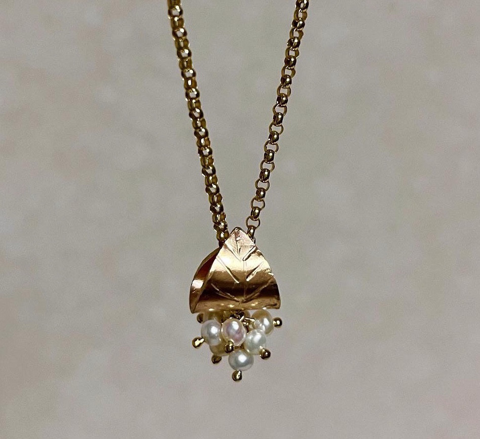 14kgf 黄金色の葉と小粒パールのネックレス