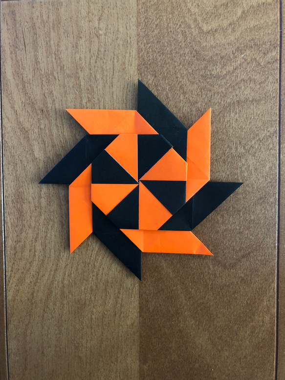 折り紙　手裏剣（橙×黒） 2枚目の画像