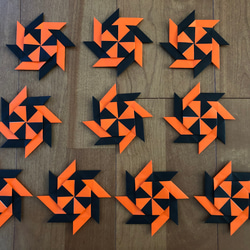 折り紙　手裏剣（橙×黒） 1枚目の画像