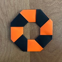 折り紙　手裏剣（橙×黒） 3枚目の画像